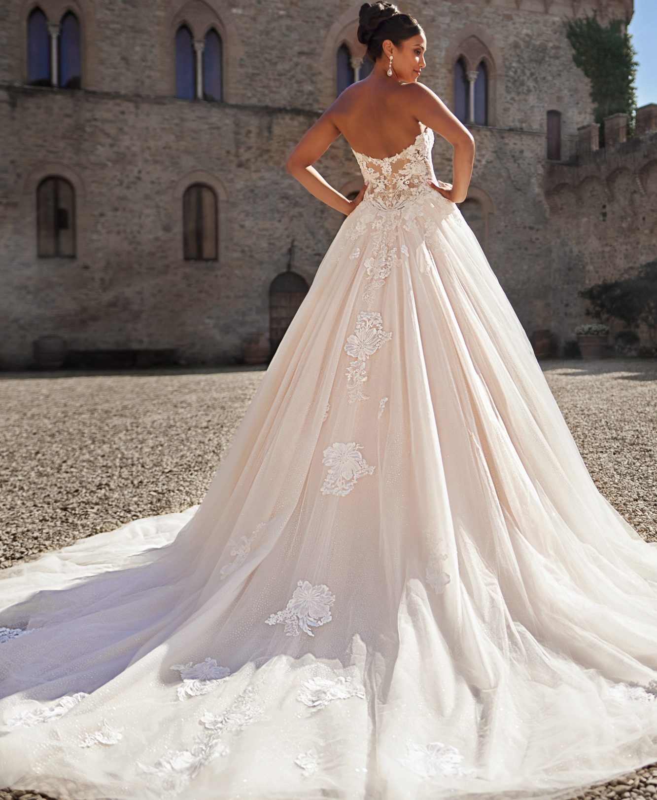 Braut in einem elegantem, schulterfreien Hochzeitkleid mit voluminösem Rock, vor einem historischen Gebäude. www.brautoutlet-warendorf.de Braut in einem elegantem, schulterfreien Hochzeitkleid mit voluminösem Rock, vor einem historischen Gebäude. www.brautoutlet-warendorf.de