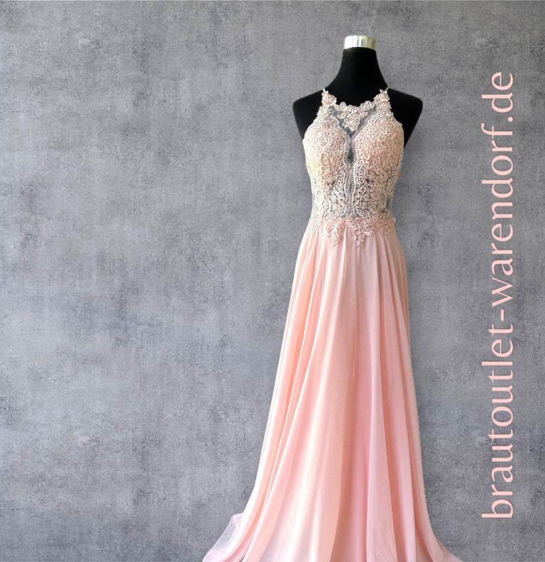 Aufwändiges Brautkleid im Boho - Vintage Stil auf einer Puppe. Günstige Brautkleider unter www.brautoutlet-warendorf.de