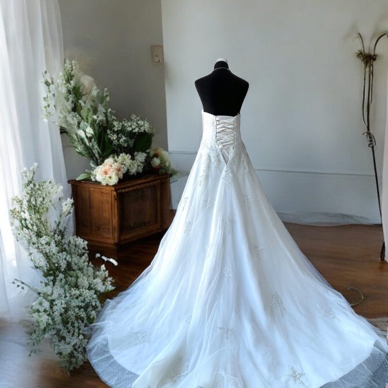 Brautkleid, wunderbare A-Linie mit einer Corsage und Schnürung im Rücken. Hochzeitsmode zum Outletpreis in der Stadt Warendorf kaufen. www.brautoutlet-warendorf.de