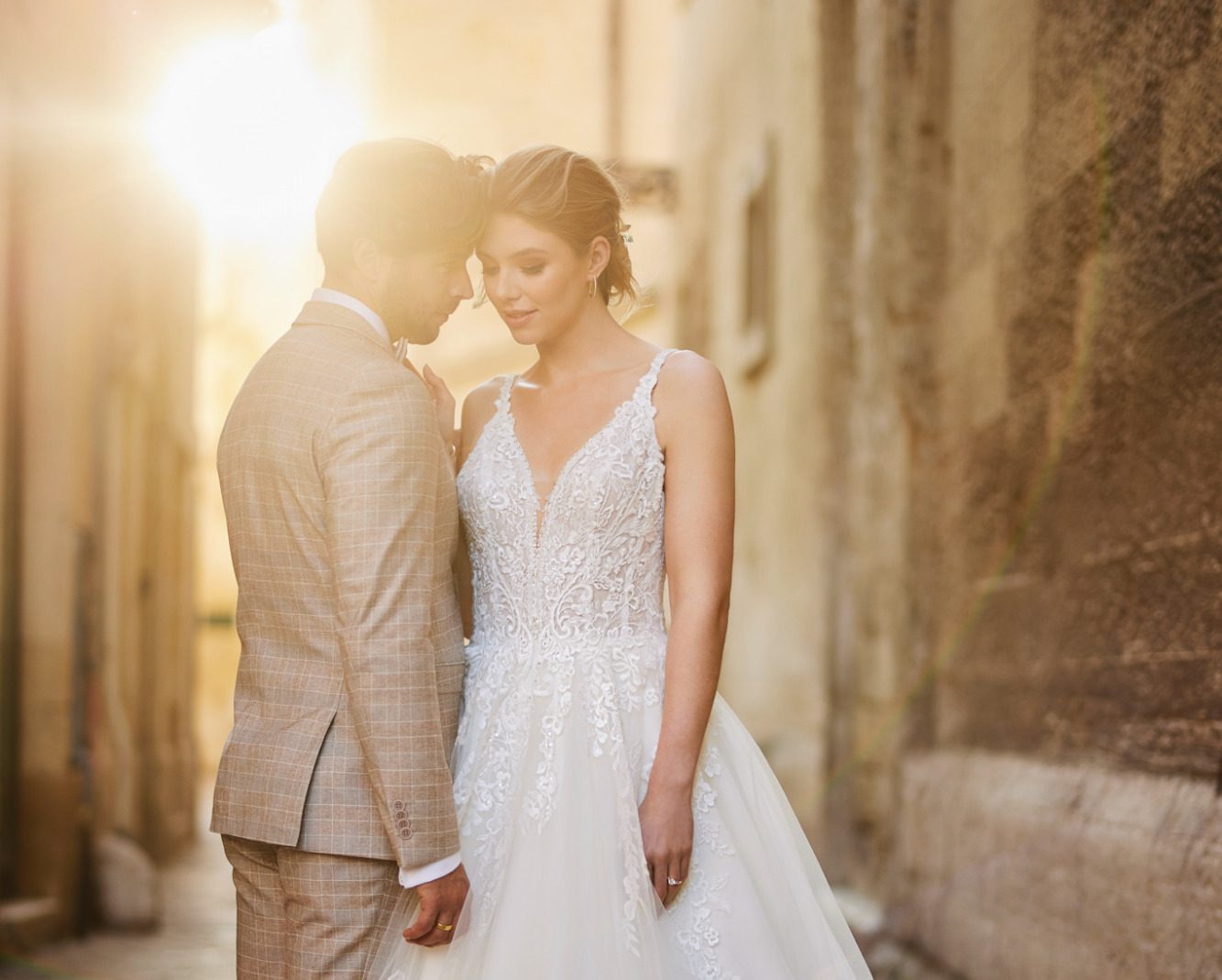 Braut und Bräutigam stehen sich in einer romantischen Gasse zugewandt gegenüber. BAO - Warendorf, www.brautoutlet-warendorf.de Braut und Bräutigam stehen sich in einer romantischen Gasse zugewandt gegenüber. BAO - Warendorf, www.brautoutlet-warendorf.de