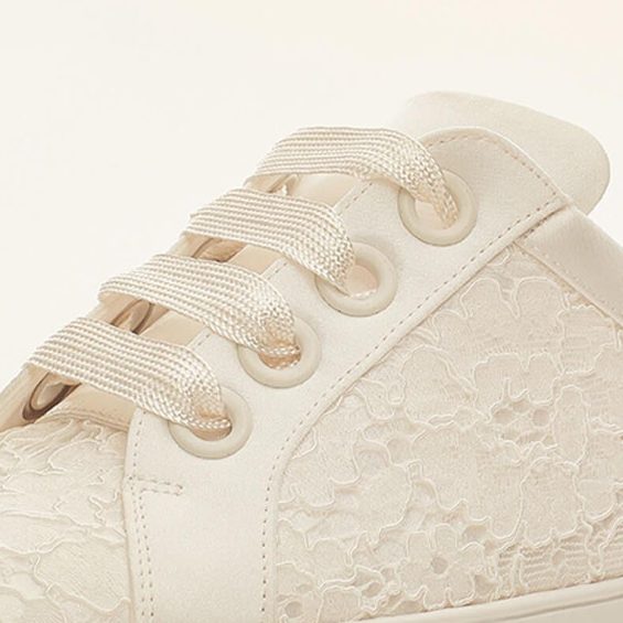 Beige Brautsneaker mit Spitzenmuster und satinartigen Schnürsenkeln zum Outletpreis im Braut Outlet Warendorf. www.brautoutlet-warendorf.de Beige Brautsneaker mit Spitzenmuster und satinartigen Schnürsenkeln zum Outletpreis im Braut Outlet Warendorf. www.brautoutlet-warendorf.de