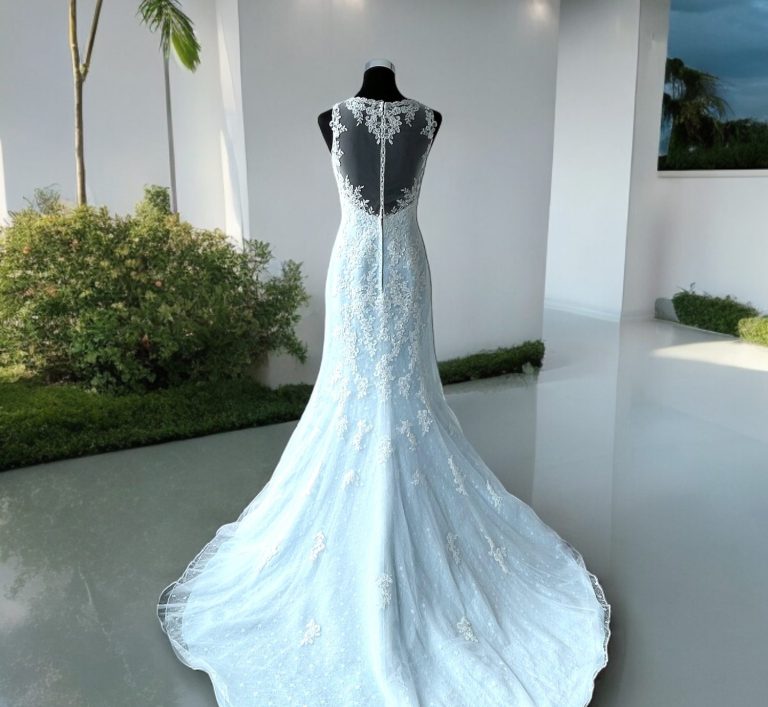 Prinzessinenbrautkleid mit feiner Spitze und einer kleinen Schleppe. Der feine Tüll ist in himmelblau unterlegt. Ein besonderes Brautkleid zum günstigen Preis bei www.brautoutlet-warendorf.de